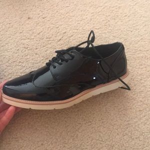 Black patent leather oxford sneaker